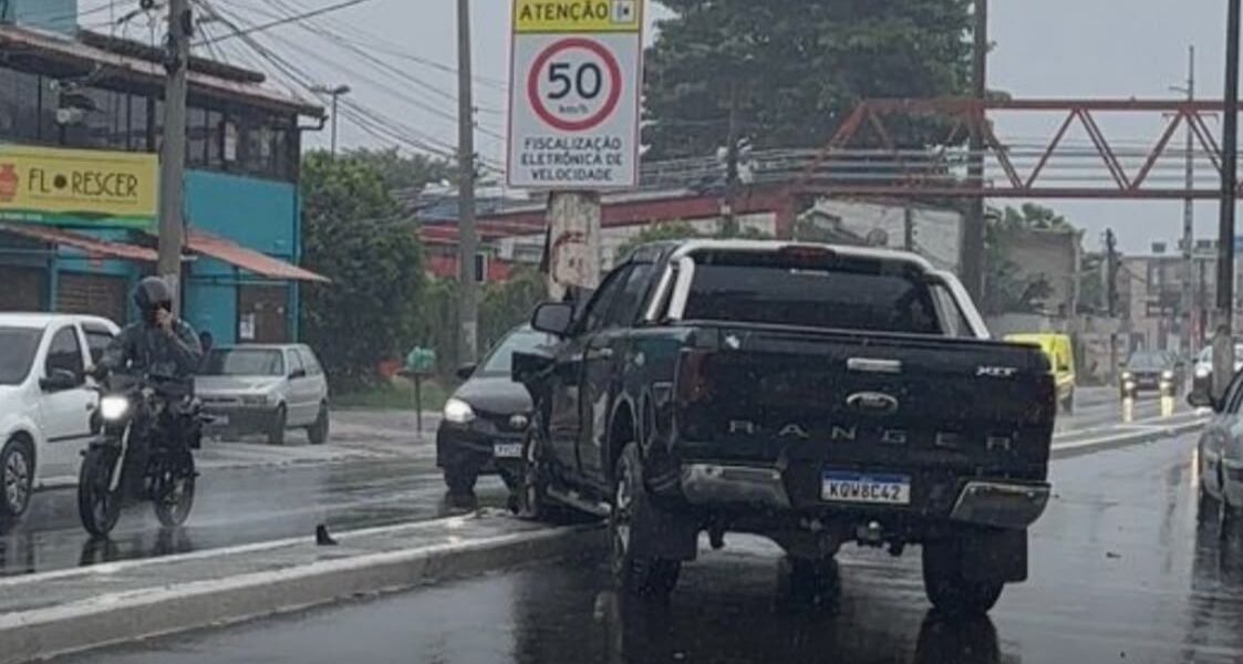 Acidente entre carro de poste na via pública causa susto em Cabo Frio