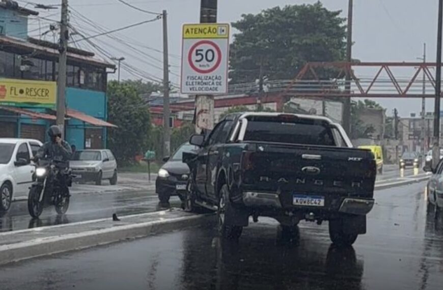 Acidente entre carro de poste na via pública causa susto em Cabo Frio