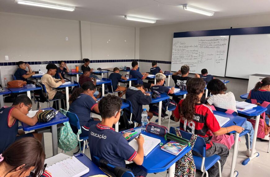 Programa educacional de Arraial do Cabo garante auxílio mensal e bônus para alunos