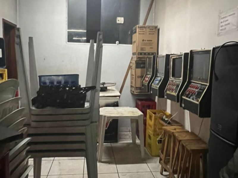 Ação da Comfis com a PM fecha bar em Rio das Ostras e apreende 4 máquinas caça-níqueis