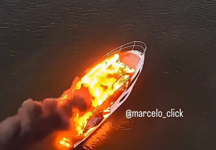 Deu perda total! Lancha de luxo vira bola de fogo na Ilha do Japonês, em Cabo Frio
