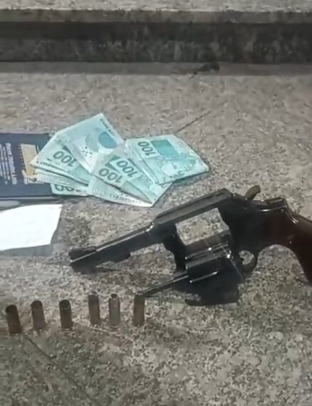 Homem é preso com revólver após ataque que deixou dois mortos em bar de Macaé