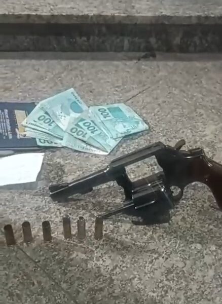 Homem é preso com revólver após ataque que deixou dois mortos em bar de Macaé