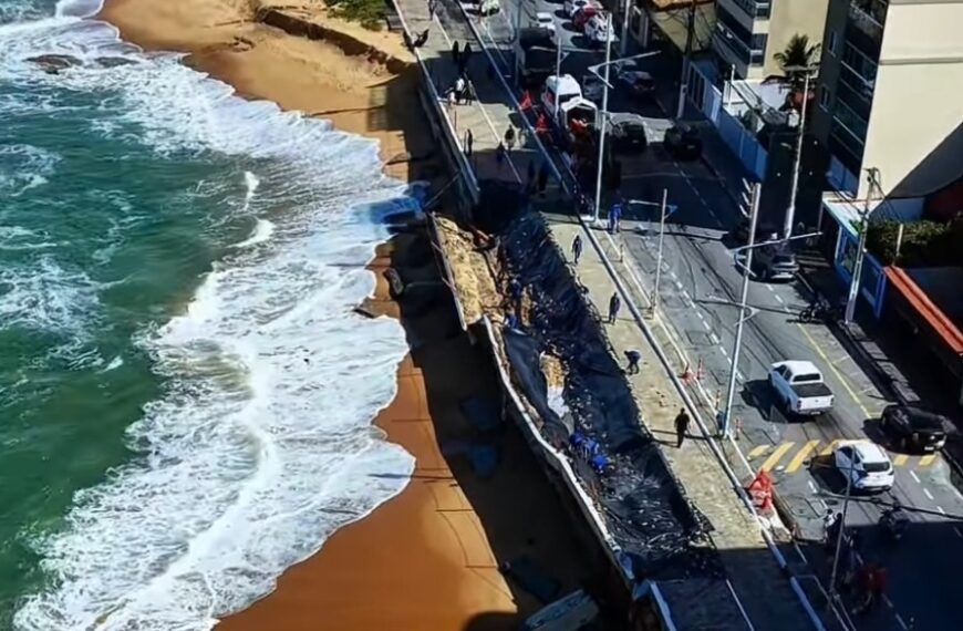 Ressaca do mar causa estragos na orla da Praia Campista em Macaé