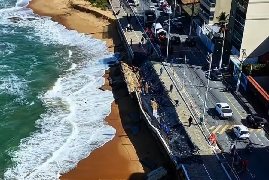 Ressaca do mar causa estragos na orla da Praia Campista em Macaé