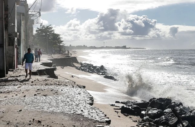Ressaca avança sobre o litoral e aumenta risco para banhistas e pescadores em Macaé