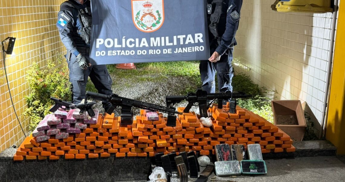 Polícia apreende fuzis e quase 170 kg de drogas no Bosque Azul em Macaé