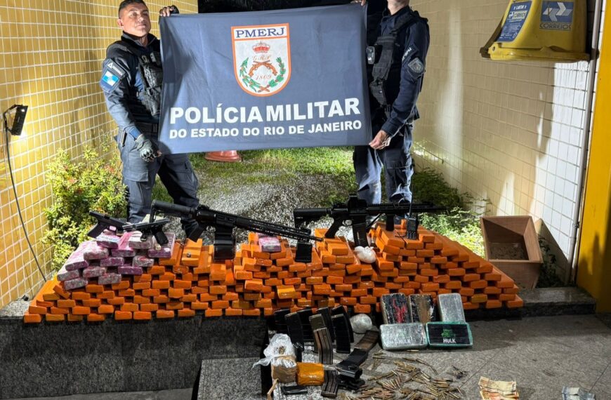 Polícia apreende fuzis e quase 170 kg de drogas no Bosque Azul em Macaé