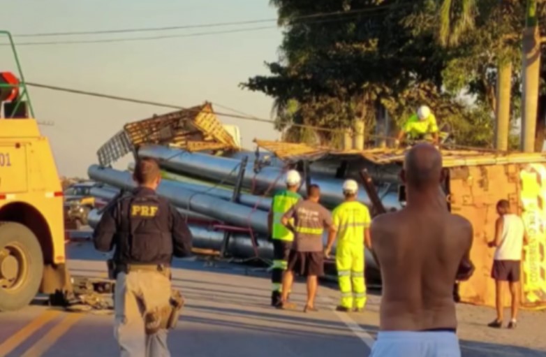 Carreta tomba e deixa trânsito interrompido nos dois sentidos da BR-101 em Campos