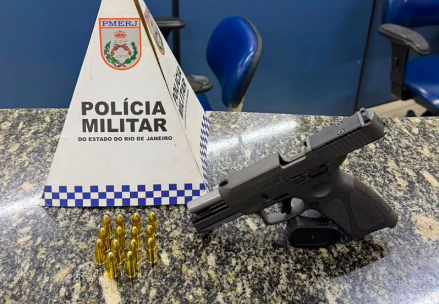 Polícia prende homem com arma escondida no carro em Silva Jardim