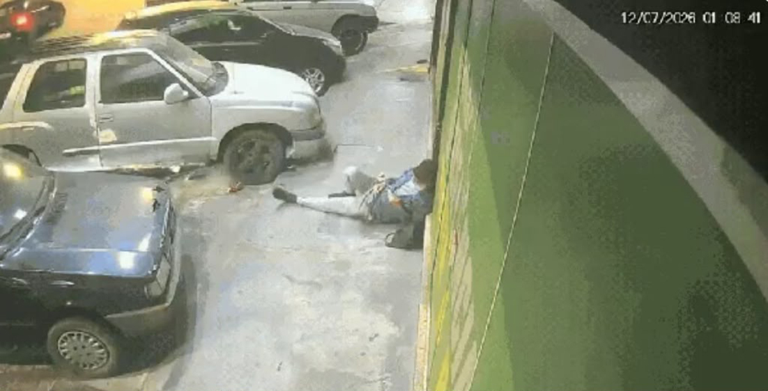 Motorista perde controle e carro invade comércio no Centro de Arraial do Cabo