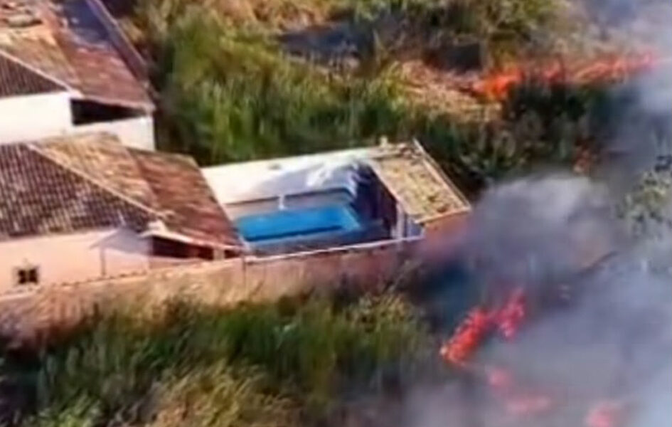Fumaça toma conta de área de mata e chama atenção em Tamoios