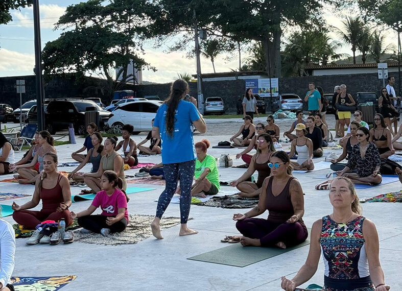 Último domingo do mês tem yoga gratuita na Praia do Forte, em Cabo Frio