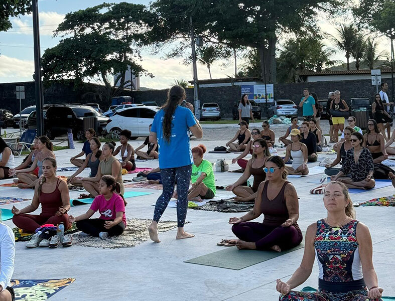 Último domingo do mês tem yoga gratuita na Praia do Forte, em Cabo Frio