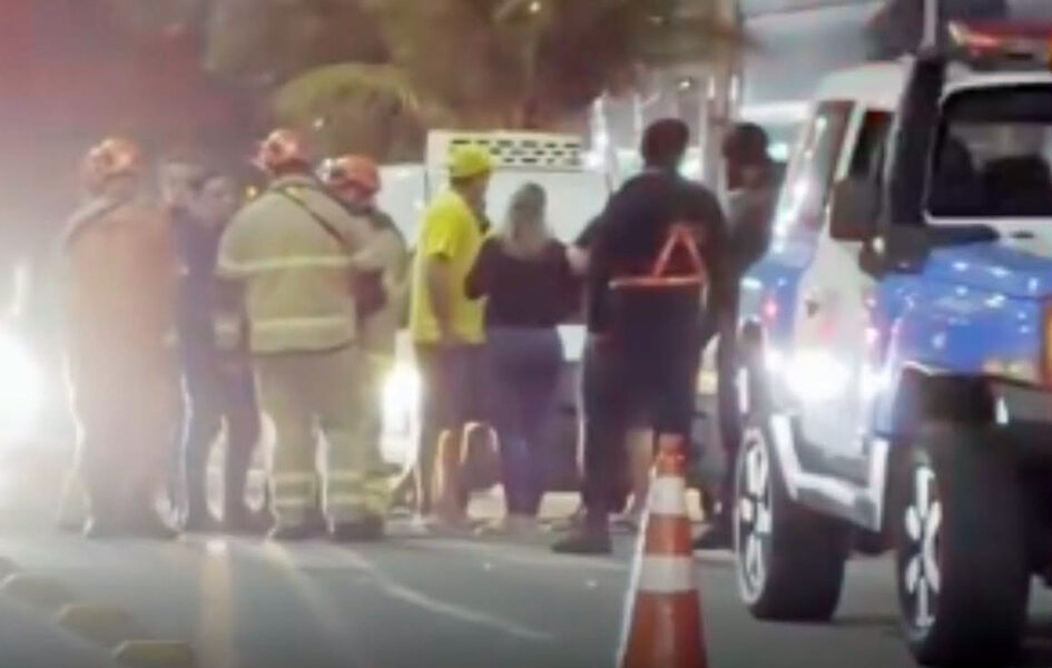 Avenida Hilton Massa é interditada após colisão entre moto e scooter em Cabo Frio