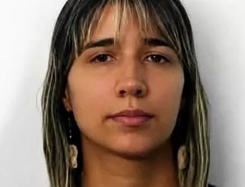 Corpo de agente morta em Iguaba Grande segue para Minas após homenagem