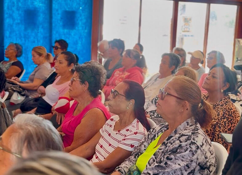 Sessão de cinema em Cabo Frio reúne idosos em ação de cultura e integração