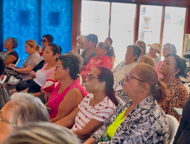 Sessão de cinema em Cabo Frio reúne idosos em ação de cultura e integração