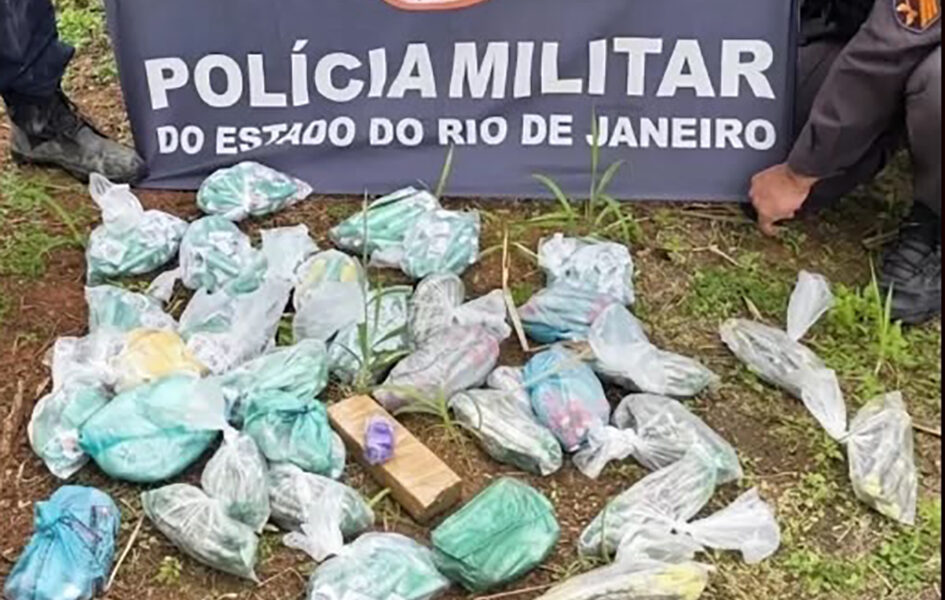 Polícia encontra cocaína, maconha e skunk em terreno de Cabo Frio