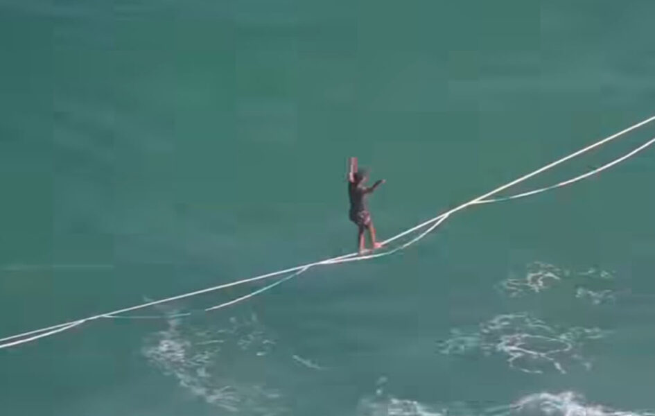 Esporte radical sobre o mar vira assunto nas redes em Arraial do Cabo
