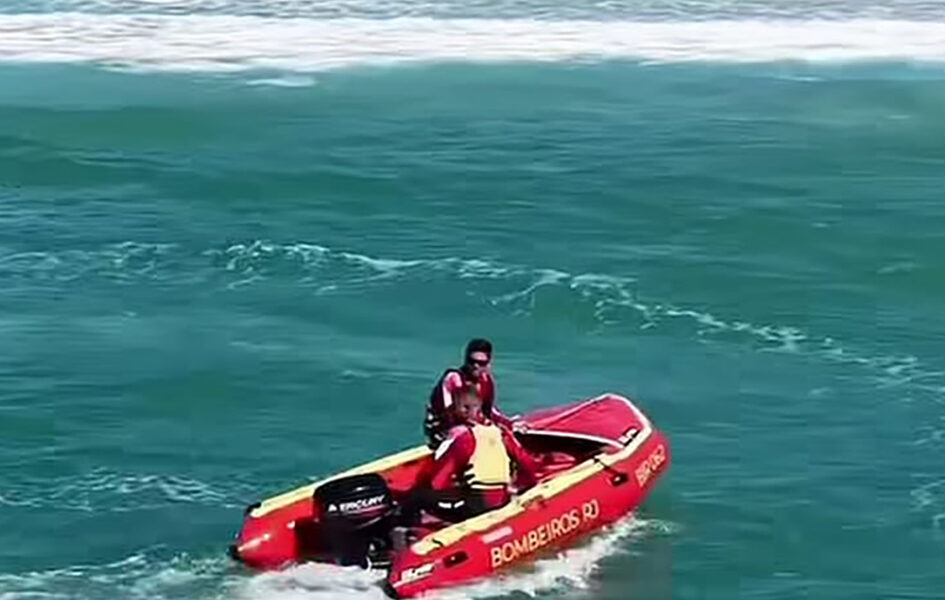 Drone acompanha buscas por adolescente levado pela correnteza em Arraial do Cabo