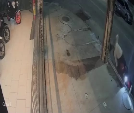 Homem bate em poste e fica desacordado na praça da Bandeira
