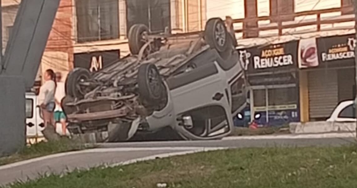 Capotamento após colisão deixa vítima ferida na RJ-106 em Cabo Frio