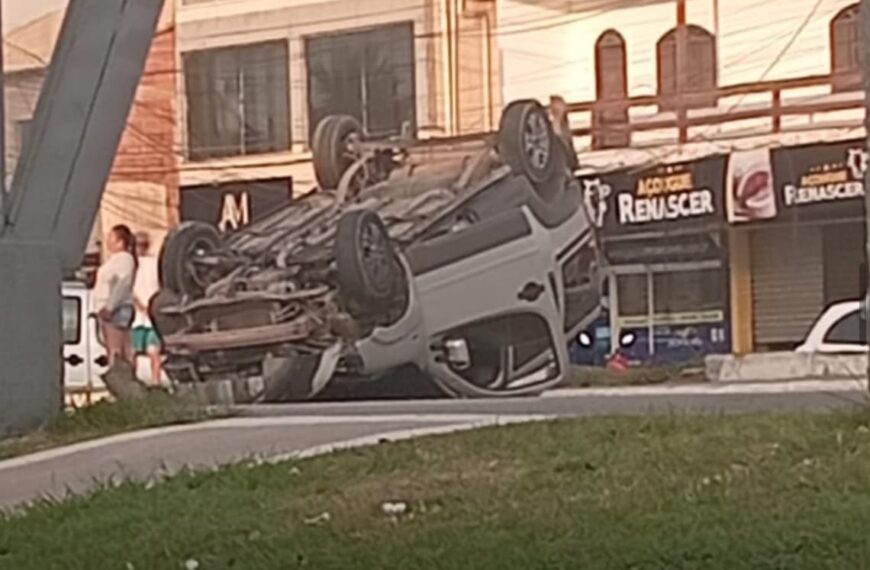 Capotamento após colisão deixa vítima ferida na RJ-106 em Cabo Frio