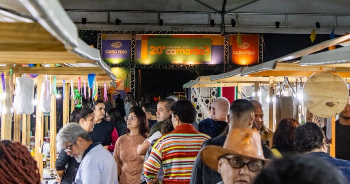Praia do Siqueira recebeu milhares de visitantes no Festival do Camarão