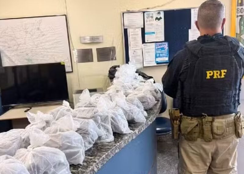 Ação da PRF na BR-101, em Silva Jardim, apreende 20 kg de maconha e prende 3 pessoas