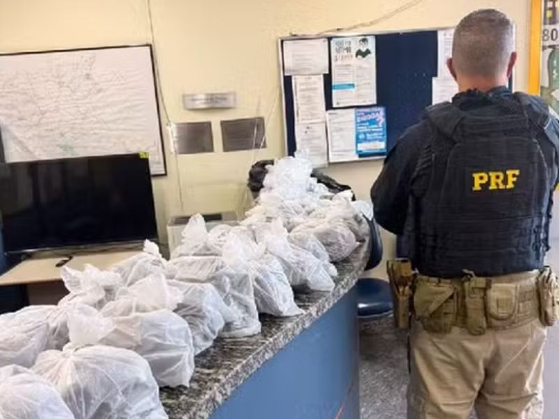 Ação da PRF na BR-101, em Silva Jardim, apreende 20 kg de maconha e prende 3 pessoas
