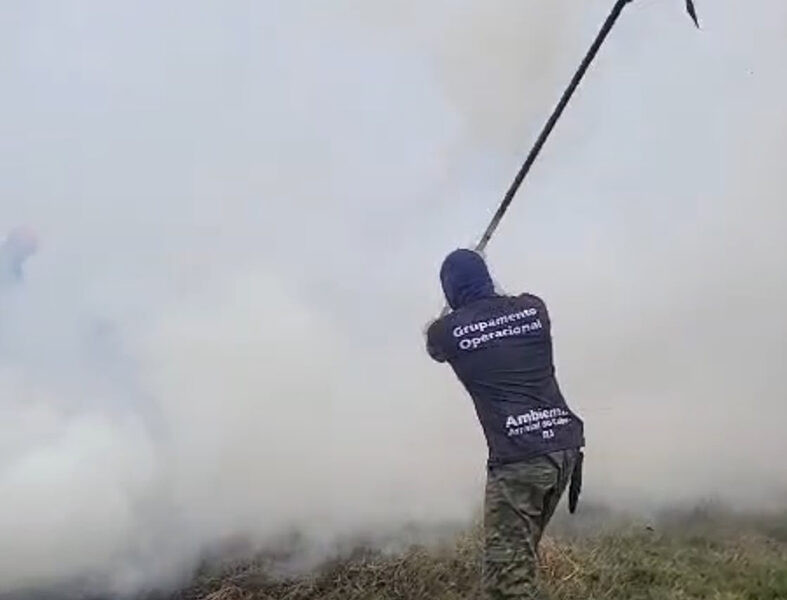 Arraial do Cabo mobiliza equipes contra avanço de incêndio na restinga
