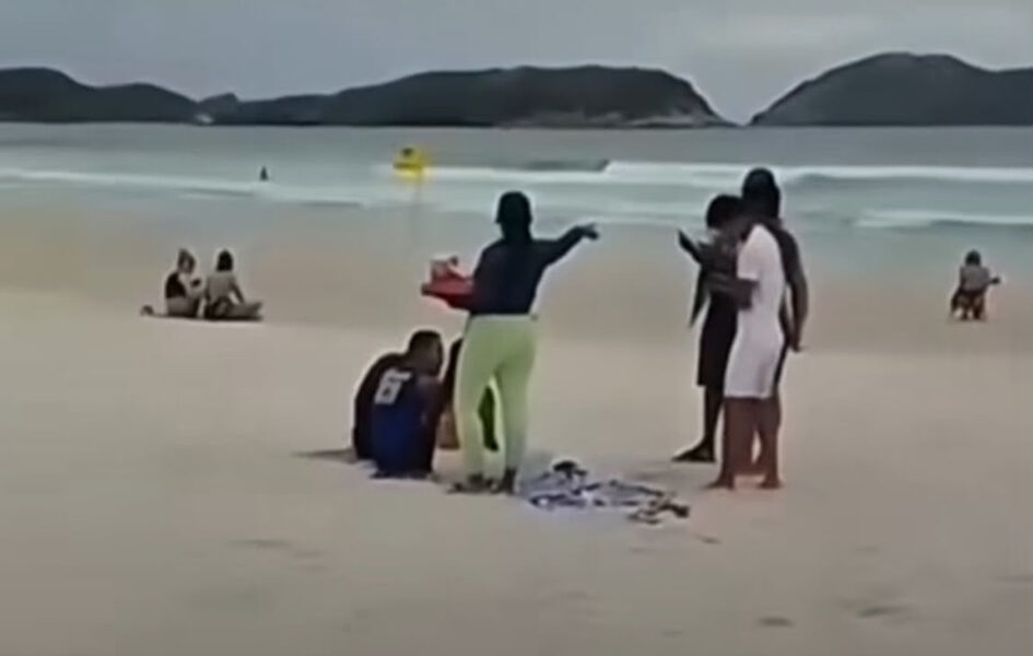 Ambulante é filmada tentando atacar funcionário com faca na Praia do Forte em Cabo Frio