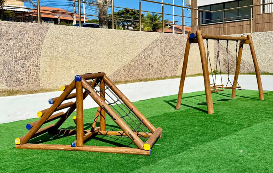 Crianças ganham novo espaço de diversão em praça de Figueira