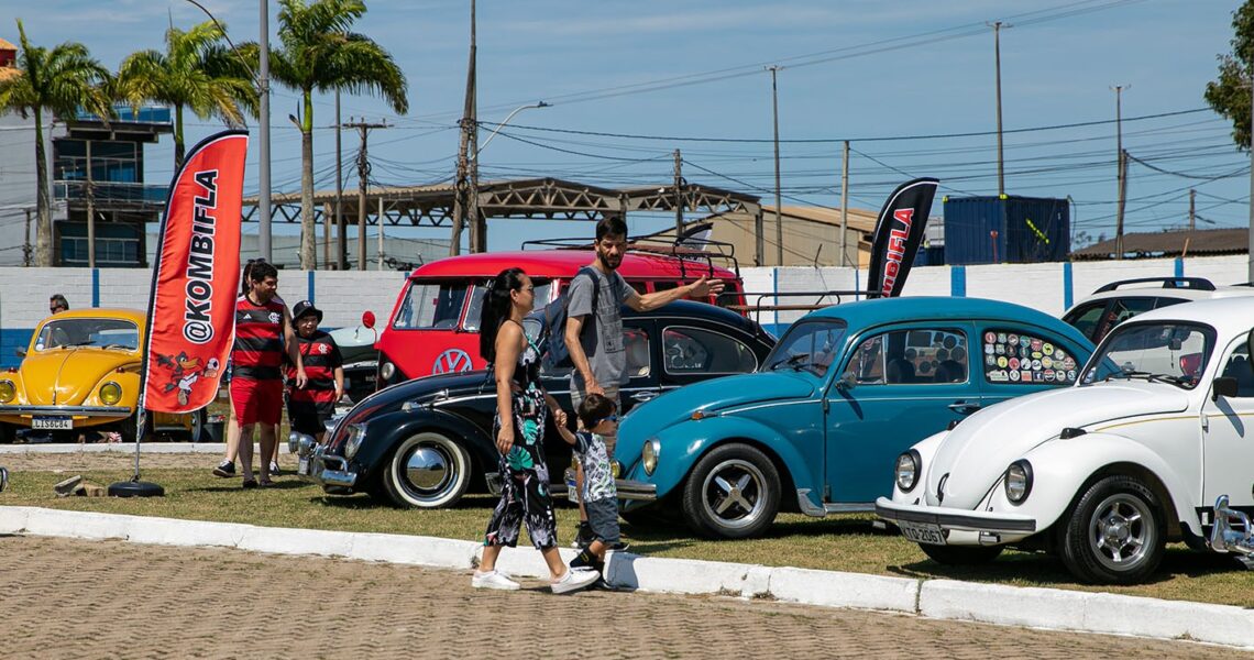 Carros antigos e personalizados são destaque em encontro que já virou tradição em Macaé