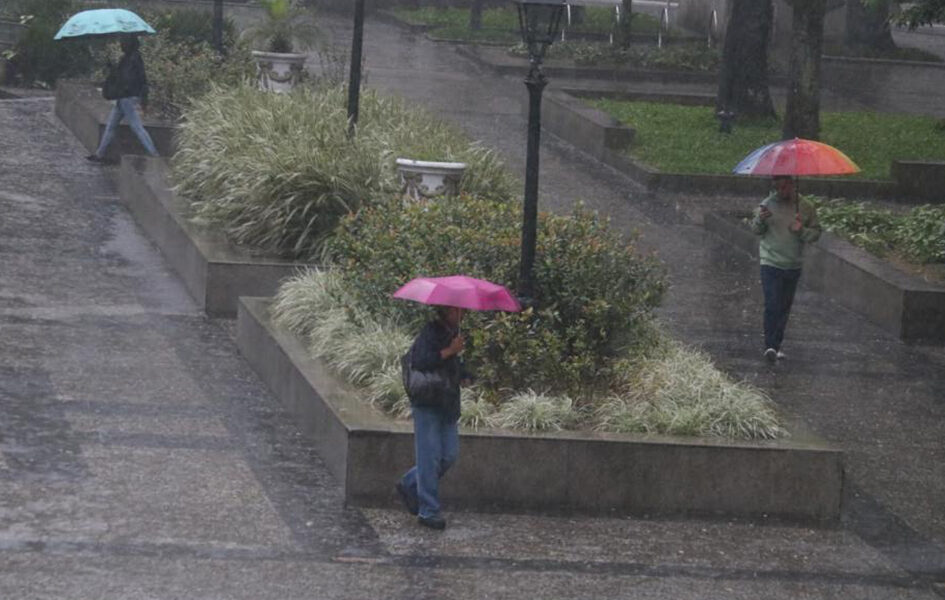 Cabo Frio permanece em atenção antes de melhora prevista para terça-feira