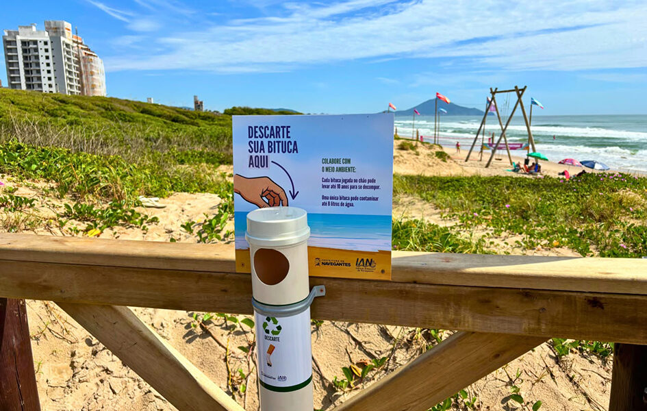 Arraial do Cabo instala coletores para reduzir bitucas de cigarro nas praias