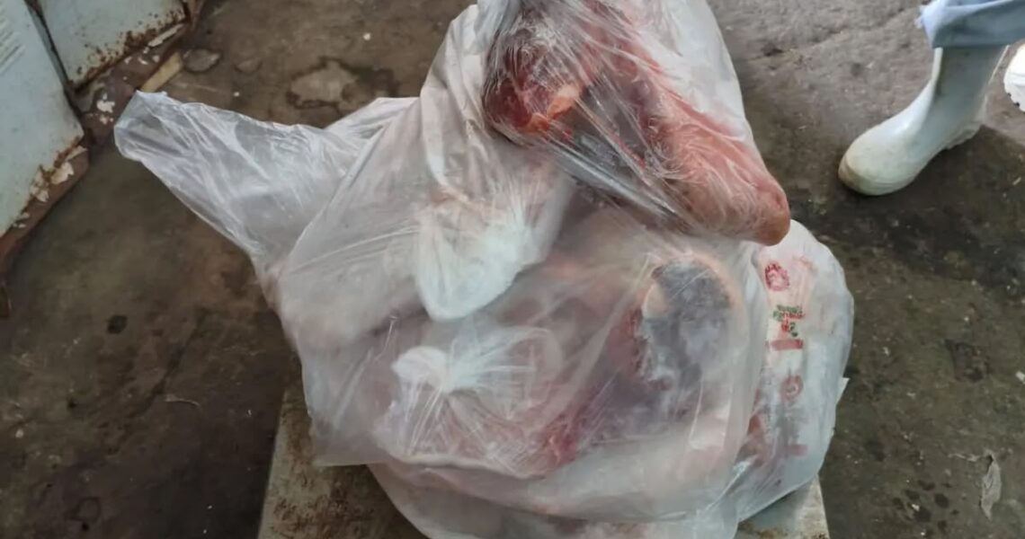 Fiscalização descarta 60 kg de alimentos vencidos em supermercado de Cabo Frio