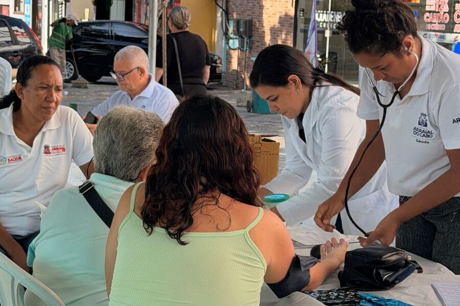 Outubro Rosa e atenção à pessoa idosa mobilizam ação de saúde em Arraial